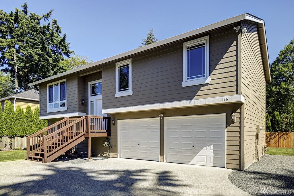 Property Photo:  136 N 203rd St  WA 98133 