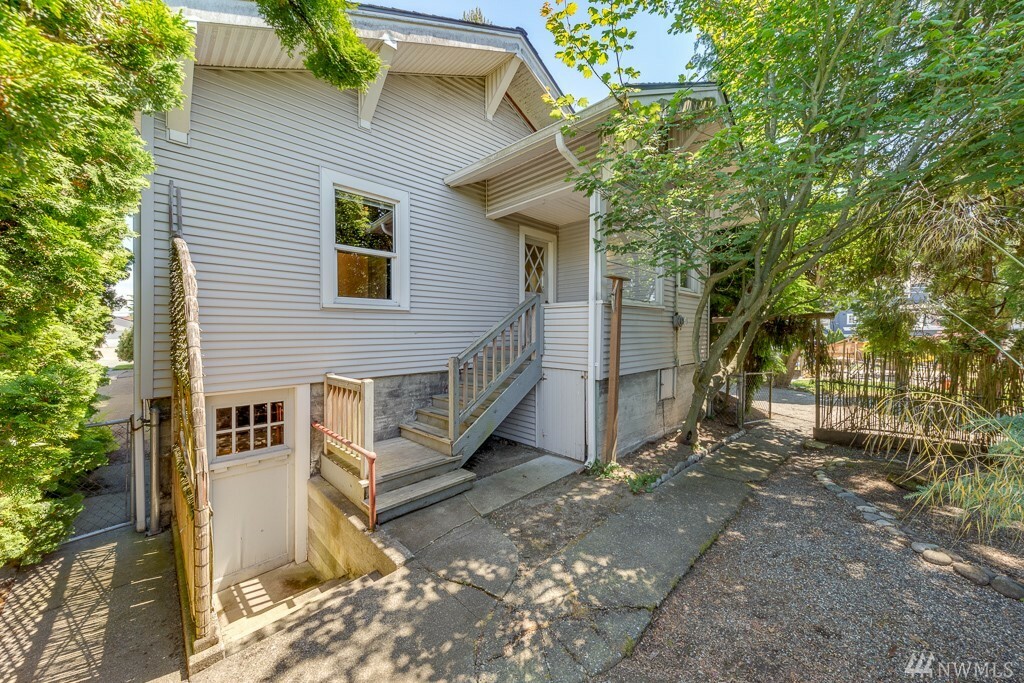 Property Photo:  928 Hoyt Ave  WA 98201 