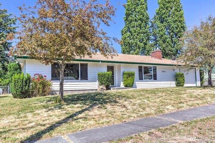 Property Photo:  1550 NE 8th Ave  WA 98277 