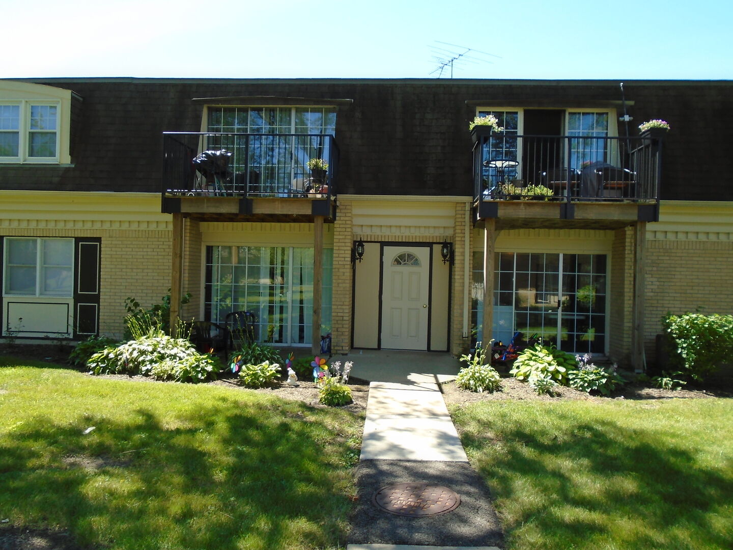 Property Photo: 1145 Pleasant Run Drive 614 IL 60090