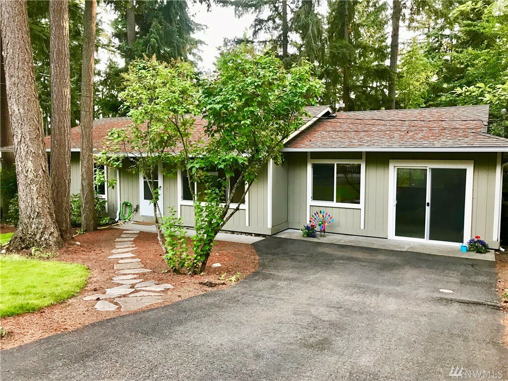 Property Photo:  929 207th Place NE  WA 98074 