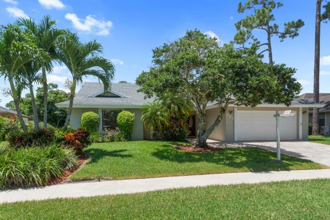 Property Photo:  962 Cosmos Court  FL 33414 