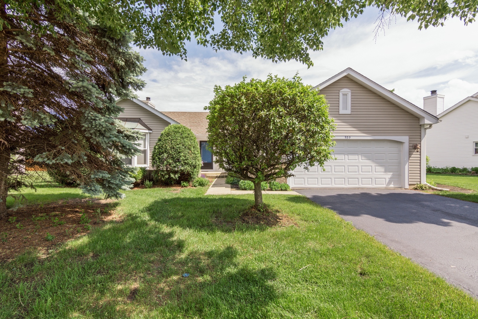 Property Photo:  935 Honeysuckle Drive  IL 60090 