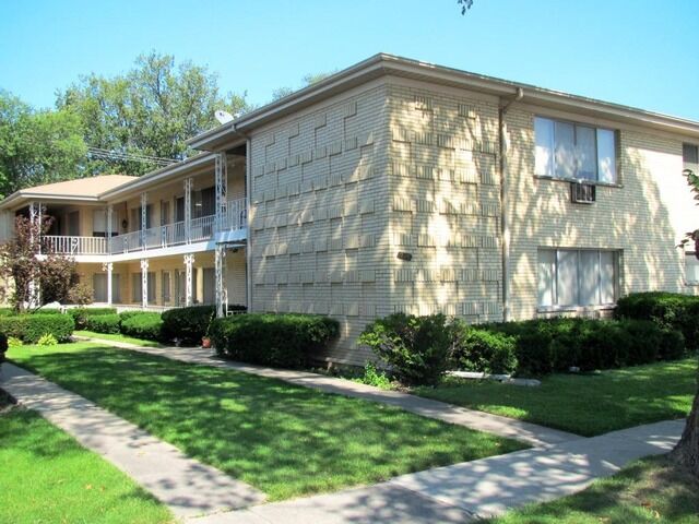 Property Photo:  725 Busse Highway 7  IL 60068