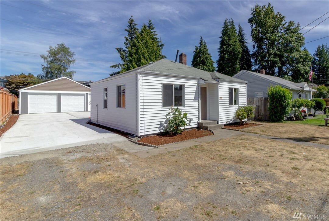 Property Photo:  1031 S Hawthorne St  WA 98465 