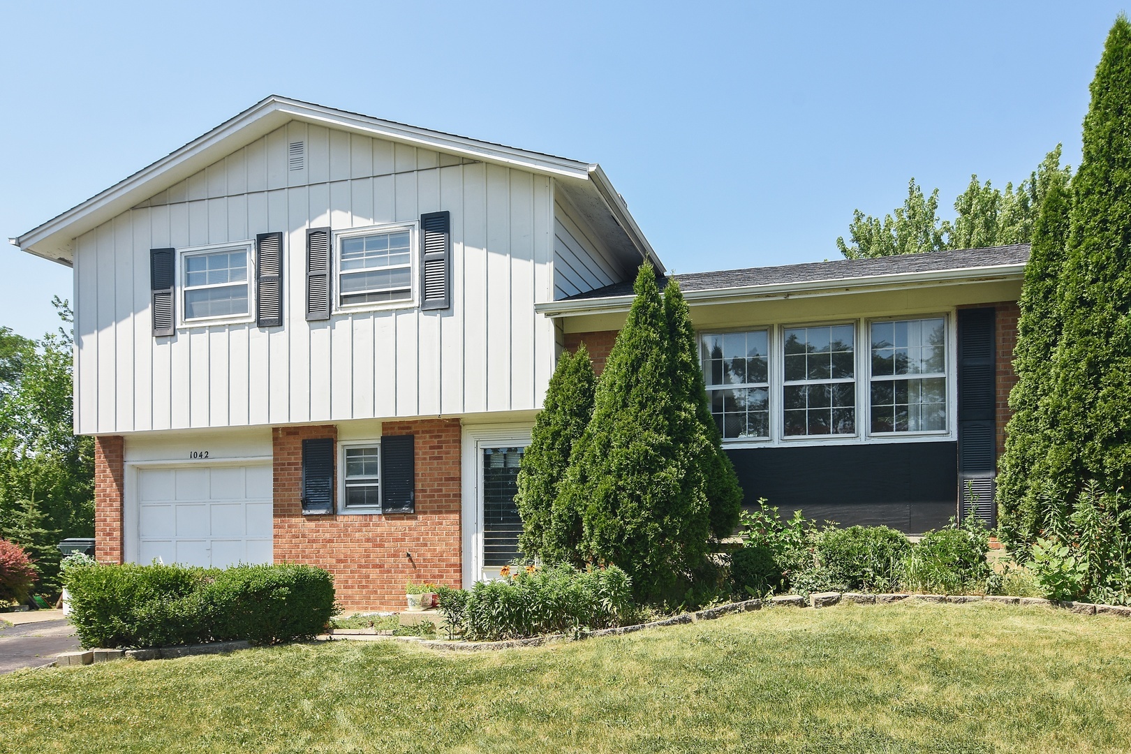 Property Photo: 1042 Plate Drive IL 60074