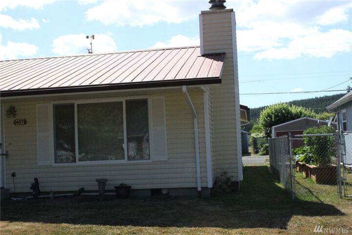 Property Photo:  407 Monroe St  WA 98581 