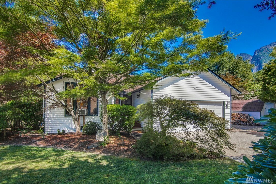 Property Photo: 320 NE 4th St WA 98045