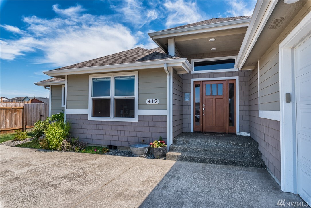 Property Photo: 412 E 2nd St WA 98276