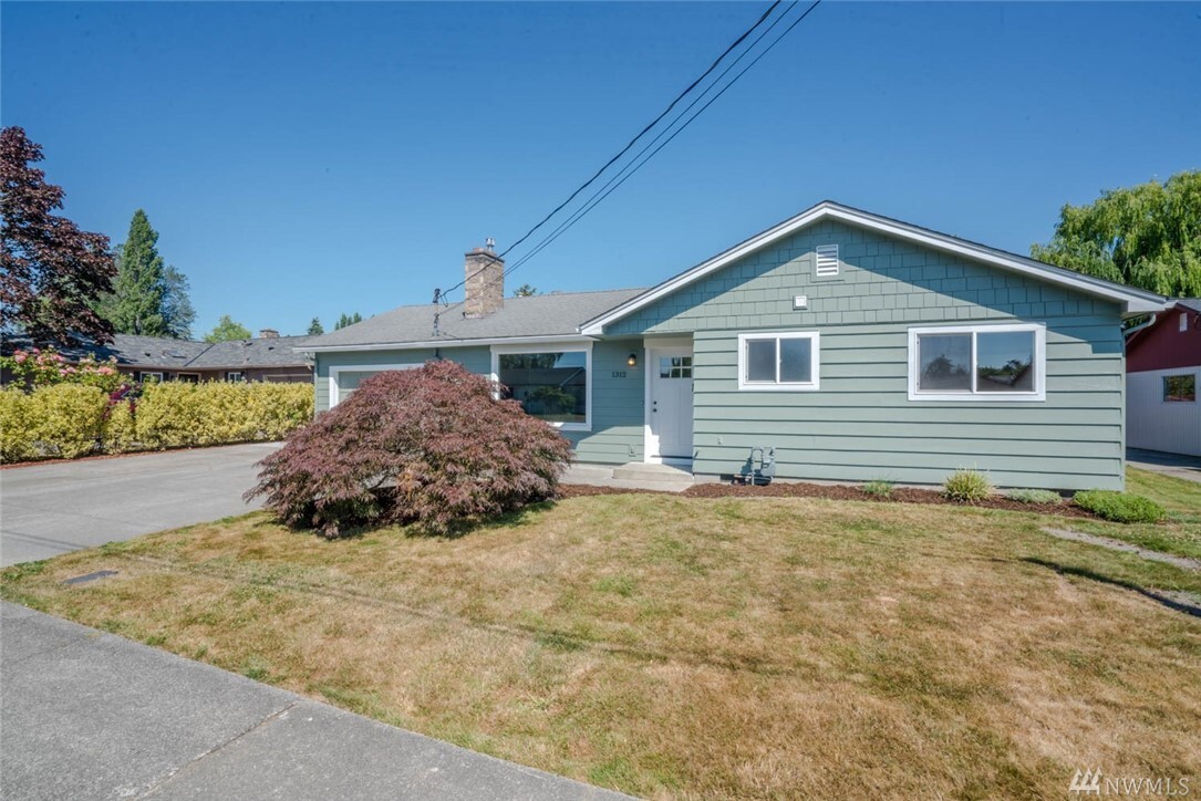 Property Photo: 1312 Denny Place WA 98274