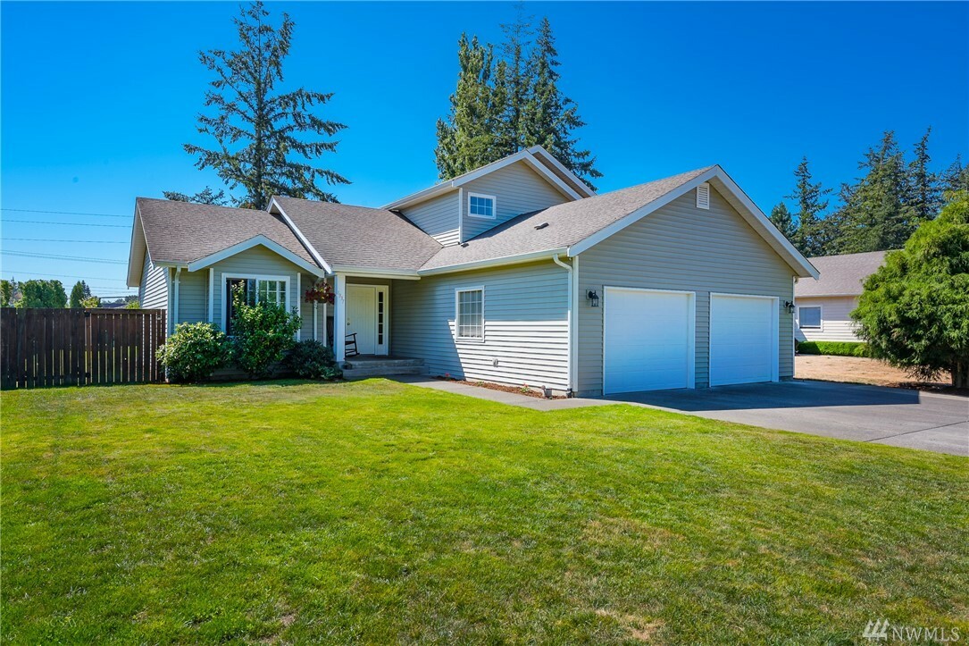 Property Photo:  1337 Pine St  WA 98264 