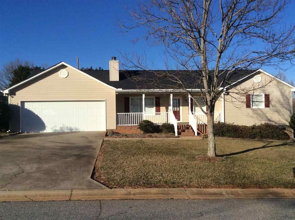 Property Photo: 204 Peppercorn Way SC 29642