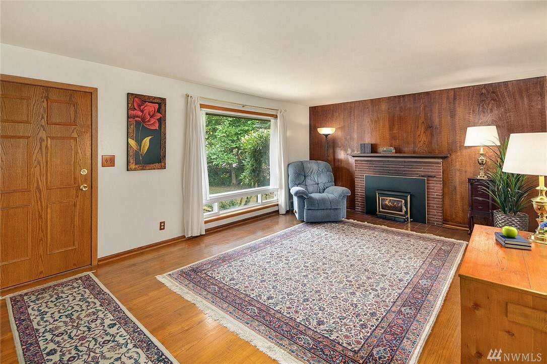 Property Photo: 3049 S 148th St WA 98168