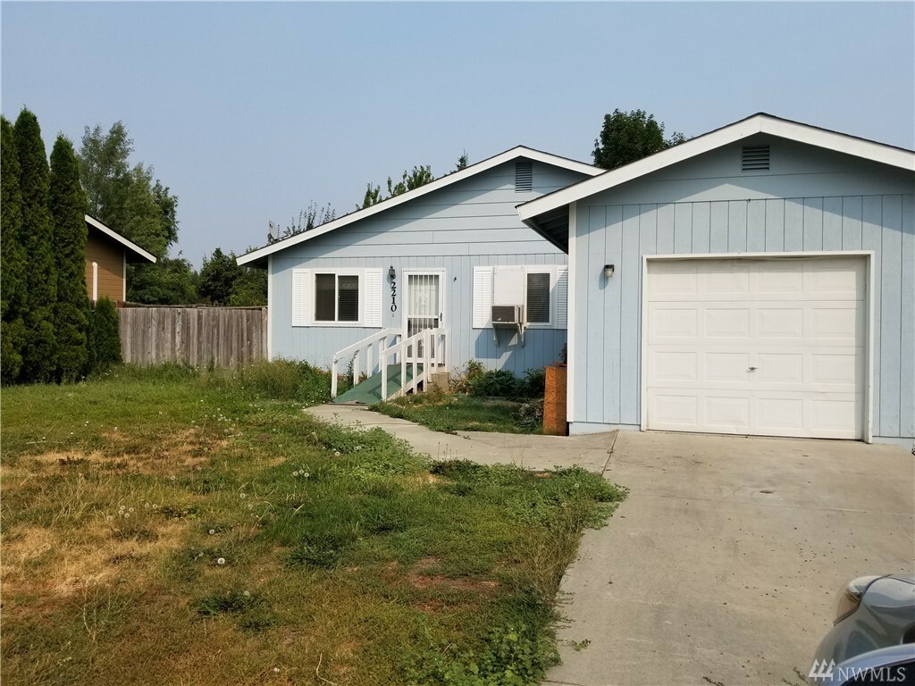 Property Photo:  2210 N Water St  WA 98926 