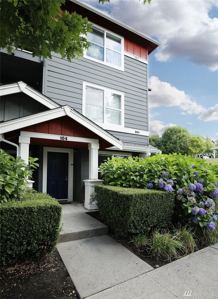 Property Photo: 1696 25th Ave NE 204 WA 98029