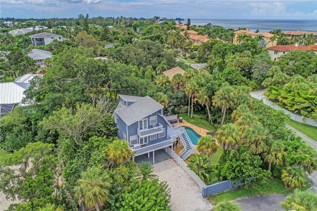 Property Photo: 204 Garden Lane FL 34242