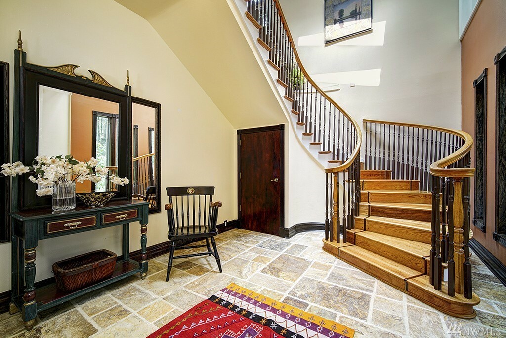 Property Photo: 18425 SE 64th Wy WA 98027