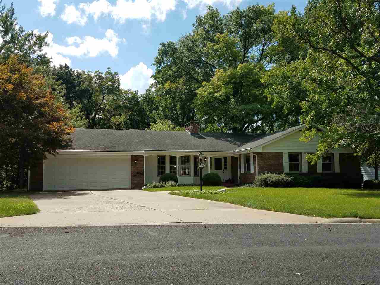 Property Photo:  1018 W Oakglen  IL 61614 