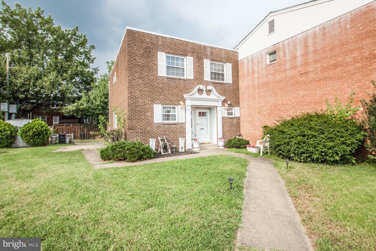 Property Photo: 1021 First Street VA 22314