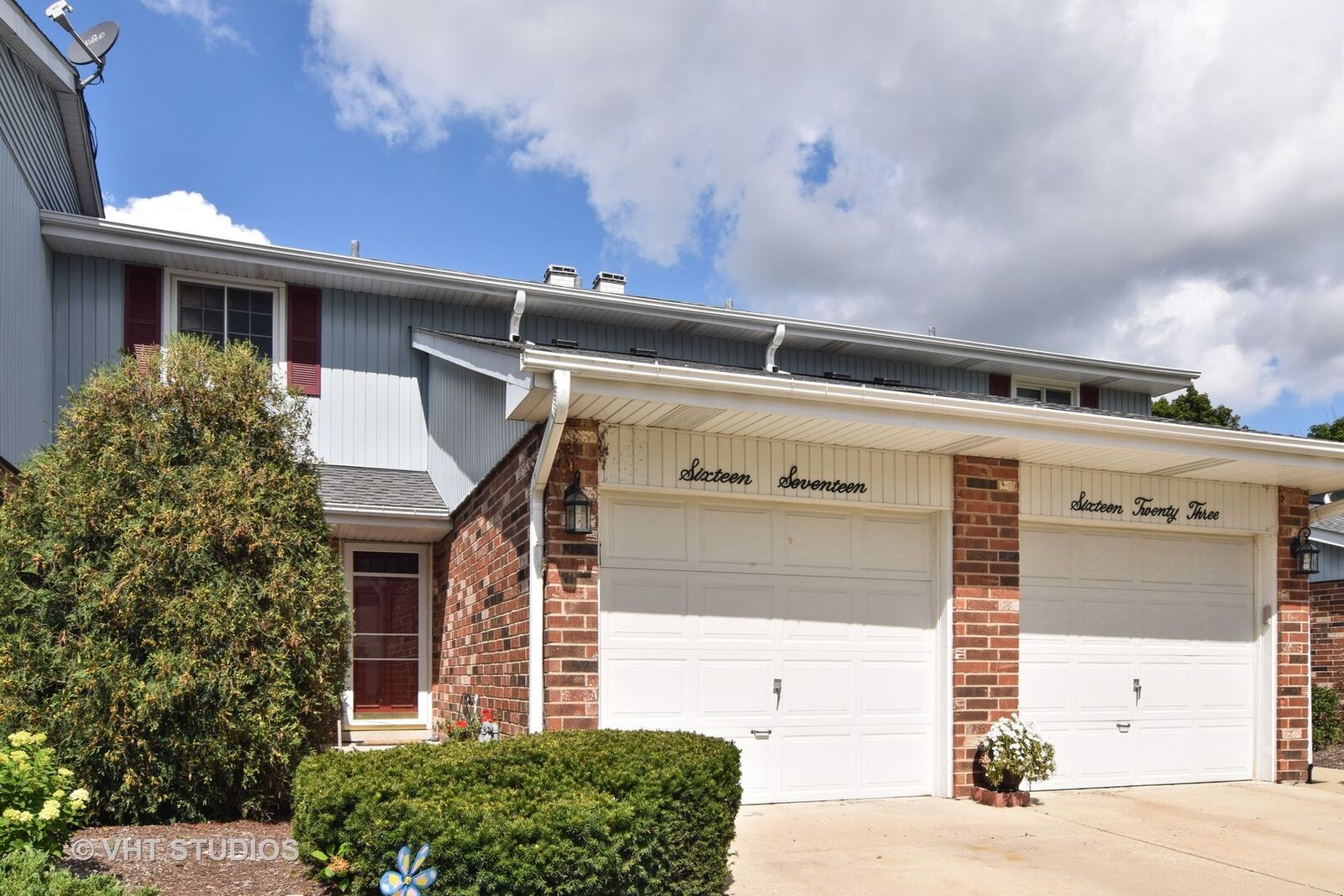 Property Photo: 1617 Darwin Court IL 60189