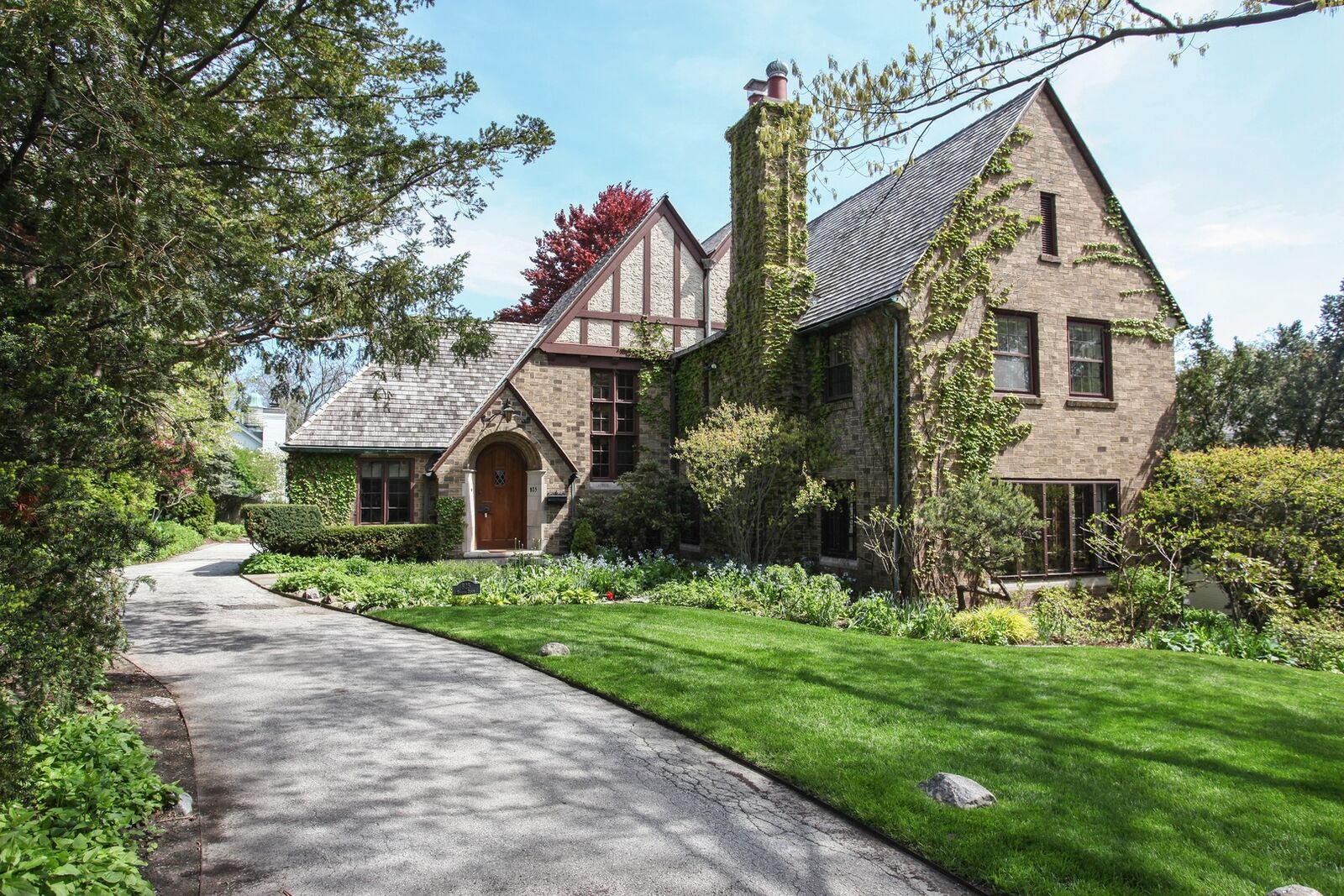Property Photo: 825 Roslyn Terrace IL 60201