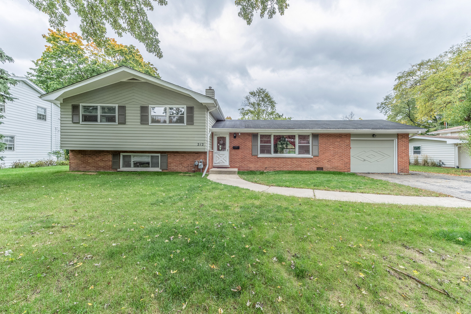 Property Photo:  212 Sycamore Drive  IL 60540 