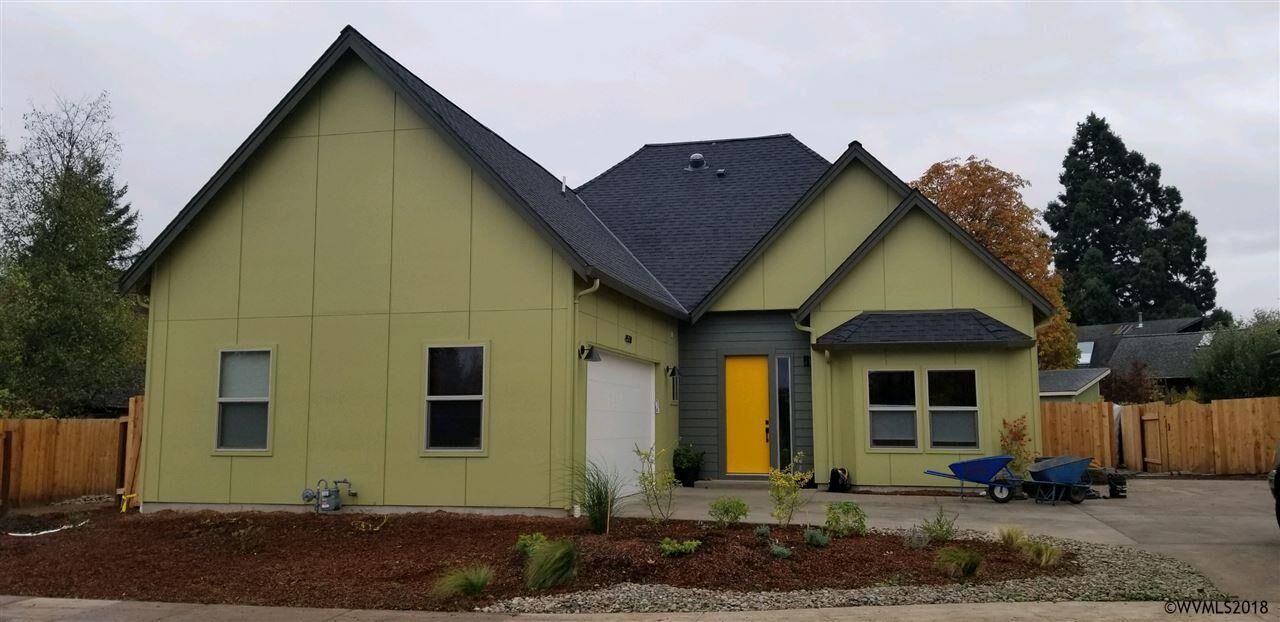 Property Photo:  4530 SW Country Club Dr  OR 97333-1349 