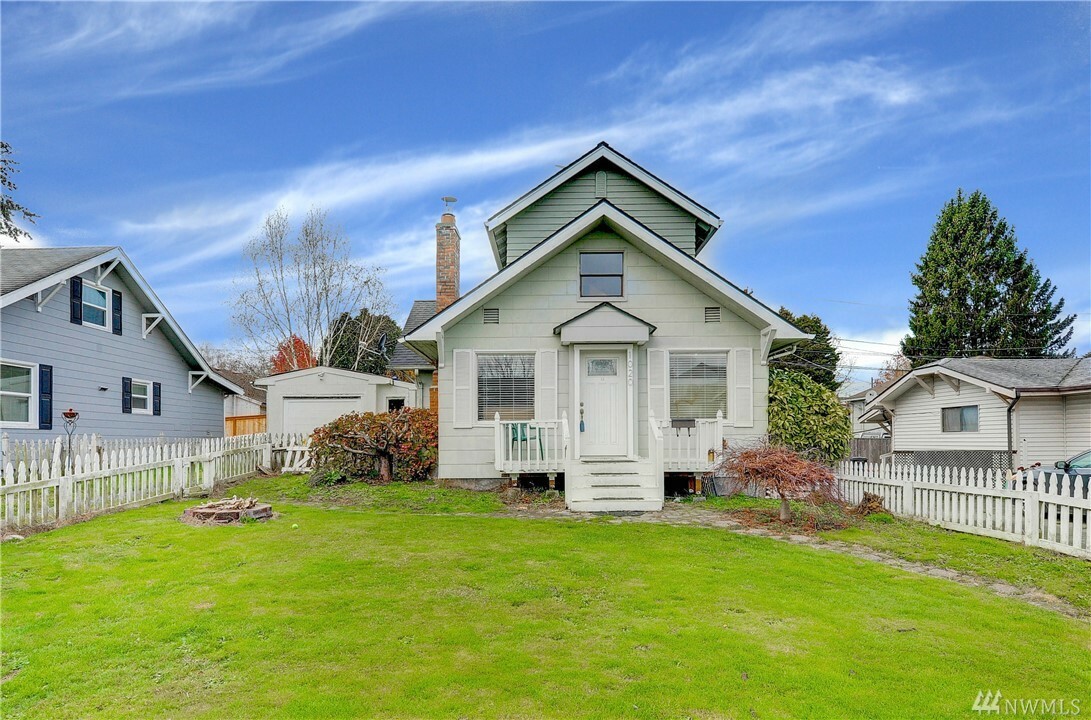 Property Photo:  1020 Rockefeller Ave  WA 98201 