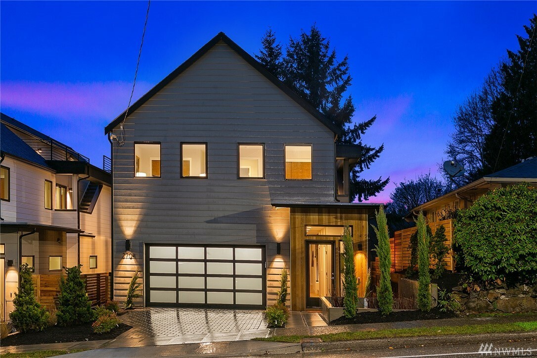 Property Photo:  2704 NE 75th St  WA 98115 