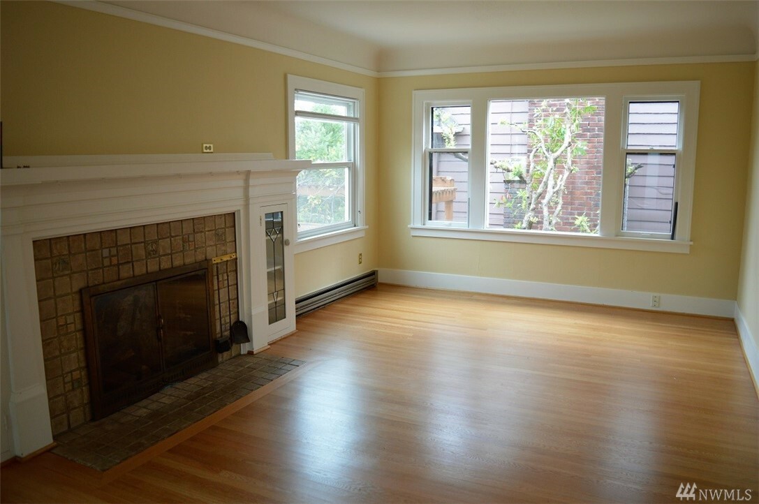 Property Photo:  2546 Queen Anne Ave N  WA 98109 