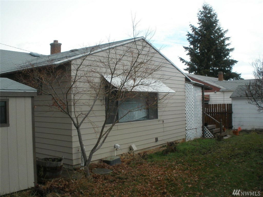 Property Photo:  1039 Dakota St  WA 98801 