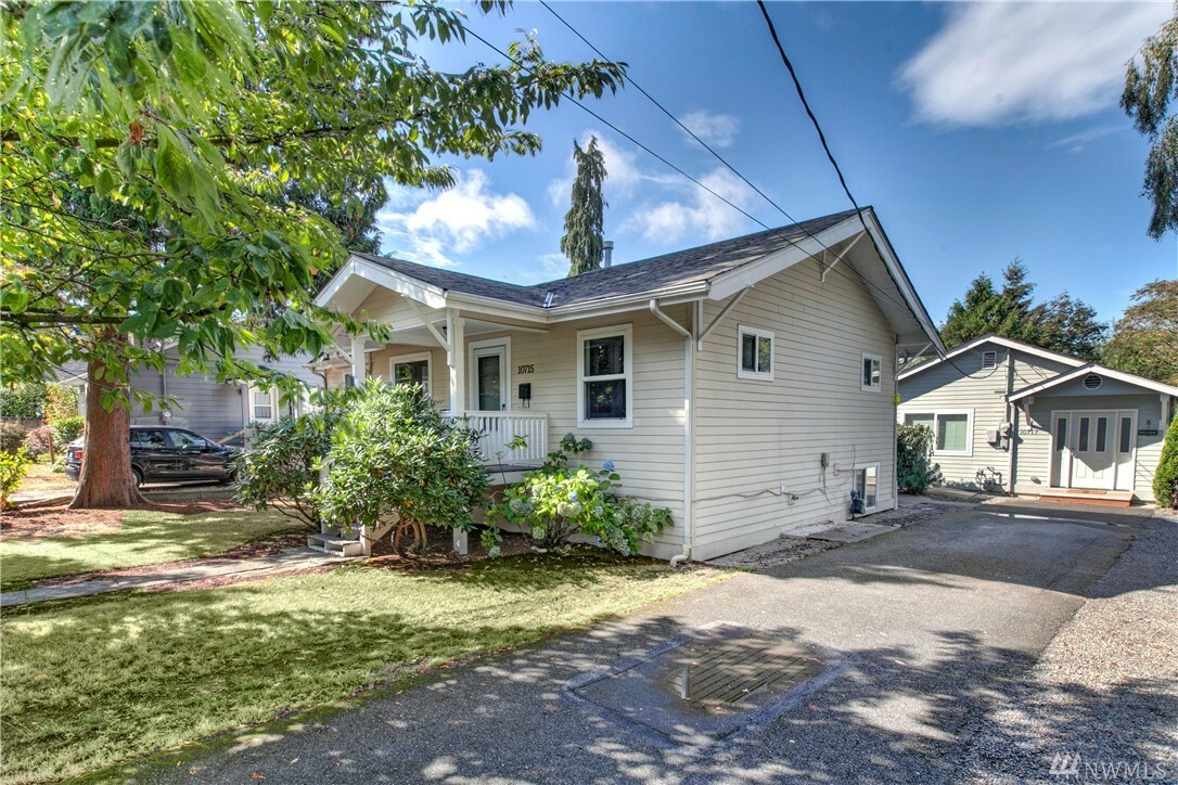 Property Photo:  10715 Phinney Ave N  WA 98133 