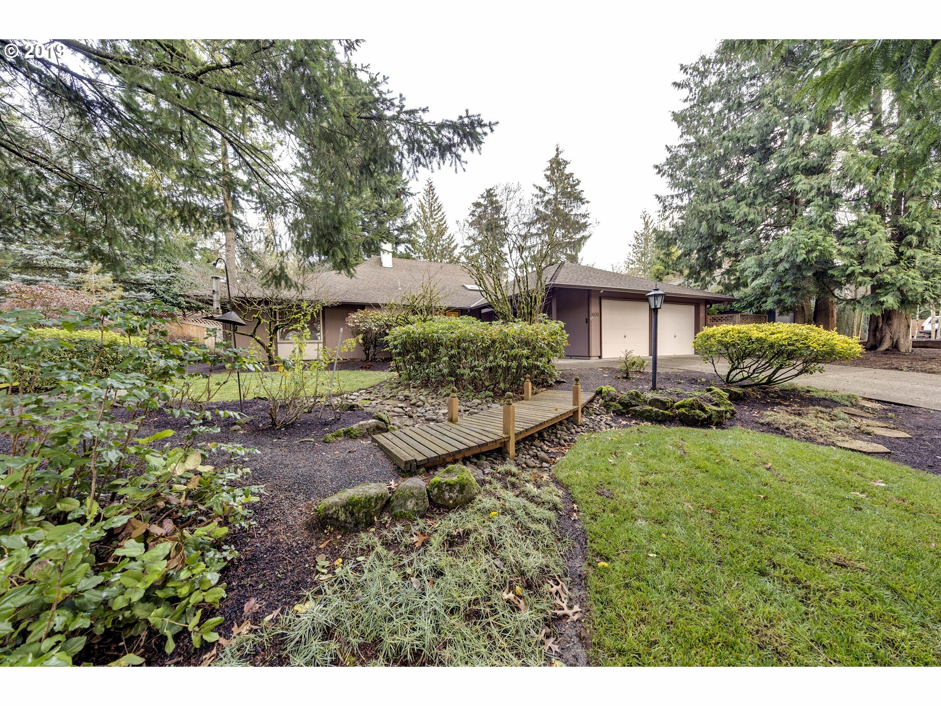 Property Photo:  1670 SW 90th Ave  OR 97225 