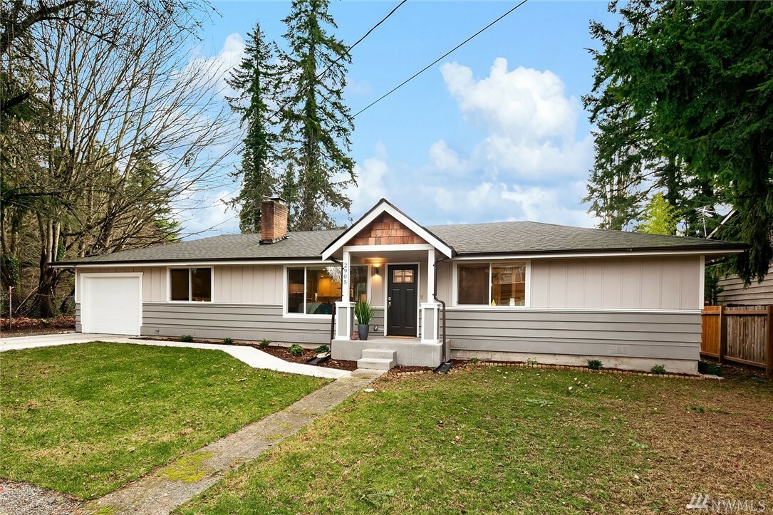 Property Photo:  2905 NE 21st St  WA 98056 