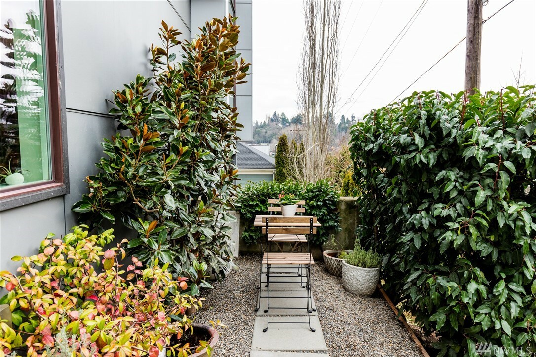 Property Photo:  2606 E John St  WA 98112 