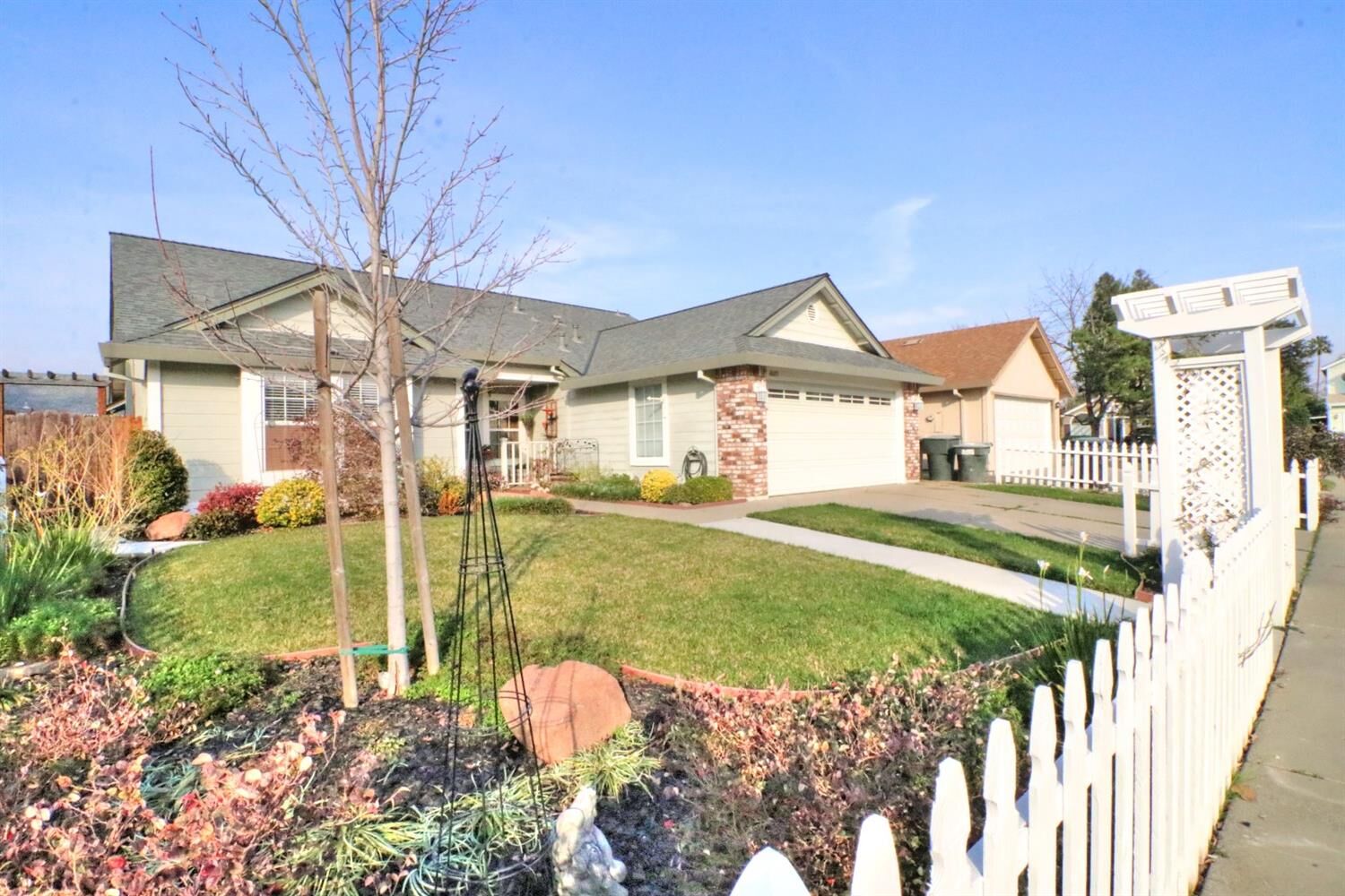 Property Photo: 8605 Marmon Way CA 95828