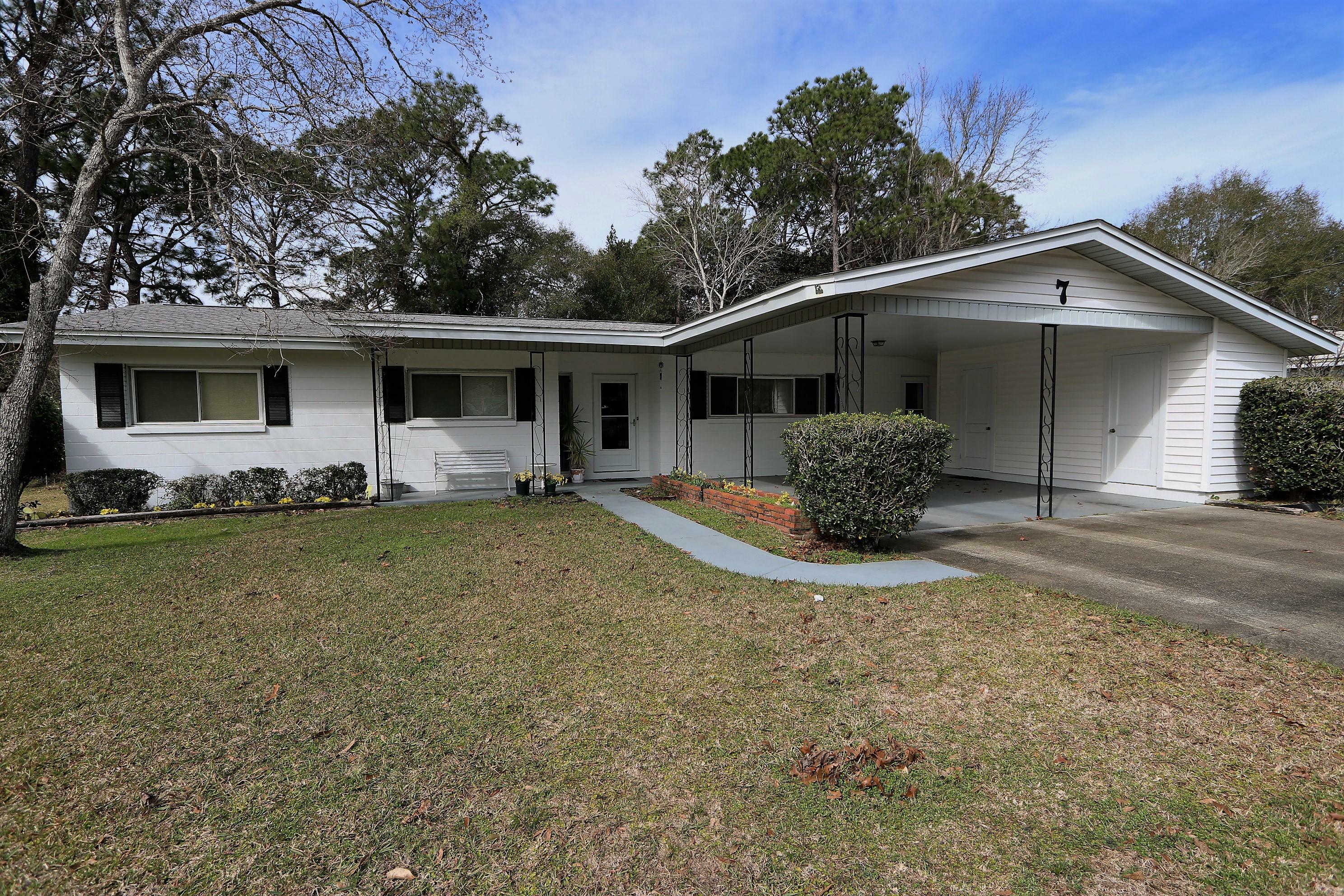 Property Photo: 7 Connie Drive FL 32579