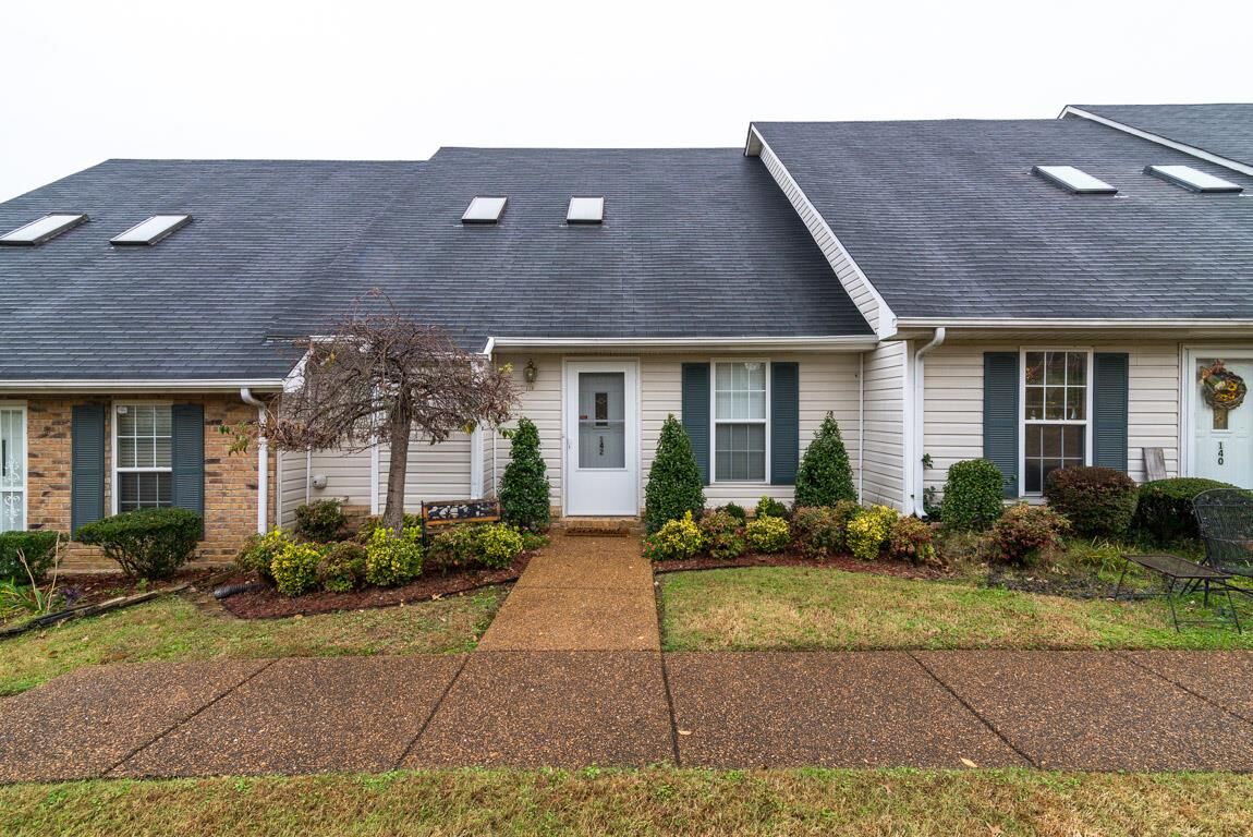 Property Photo:  142 Lake Chateau Dr 142  TN 37076 