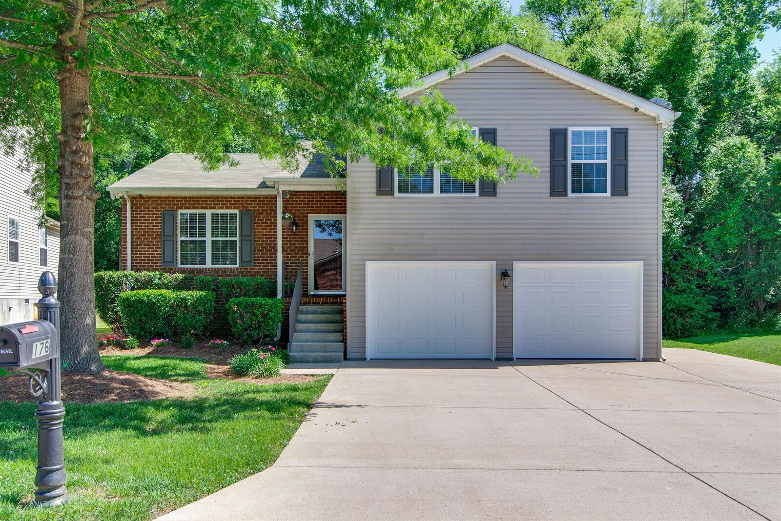 Property Photo:  176 Bradford Cir  TN 37075 