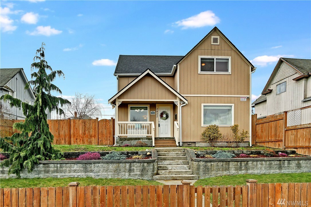 Property Photo: 2422 Oakes Ave WA 98201