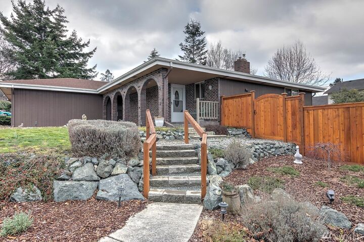 Property Photo: 560 SW 6th Ave WA 98277