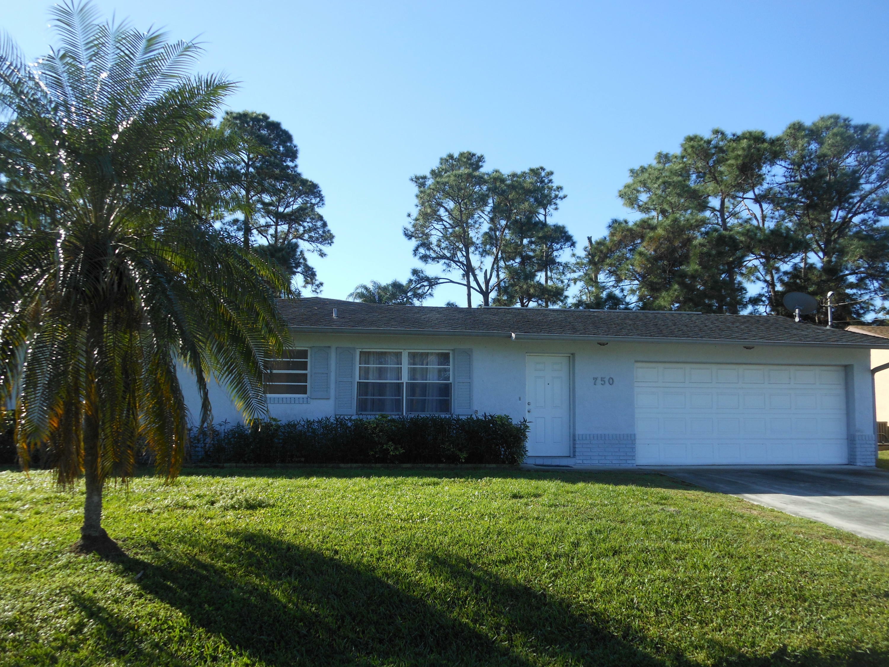 Property Photo:  750 SE Damask Avenue  FL 34983 