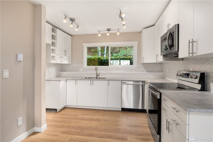 Property Photo: 31403 106 Place SE I2 WA 98092