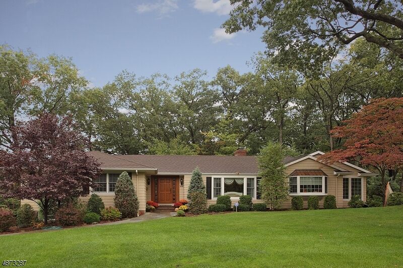 Property Photo: 1050 Wyandotte Trl NJ 07090
