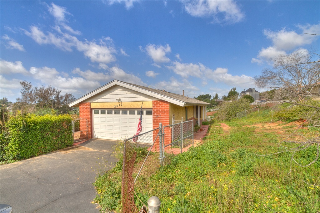 Property Photo: 2622 Arabian Ranch Ln CA 92084