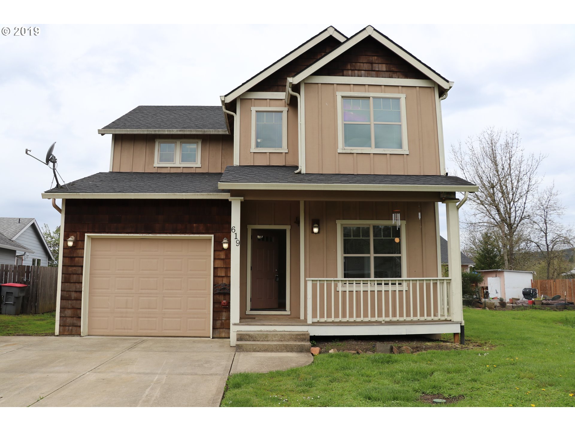 Property Photo:  619 NE Center St  OR 97378 