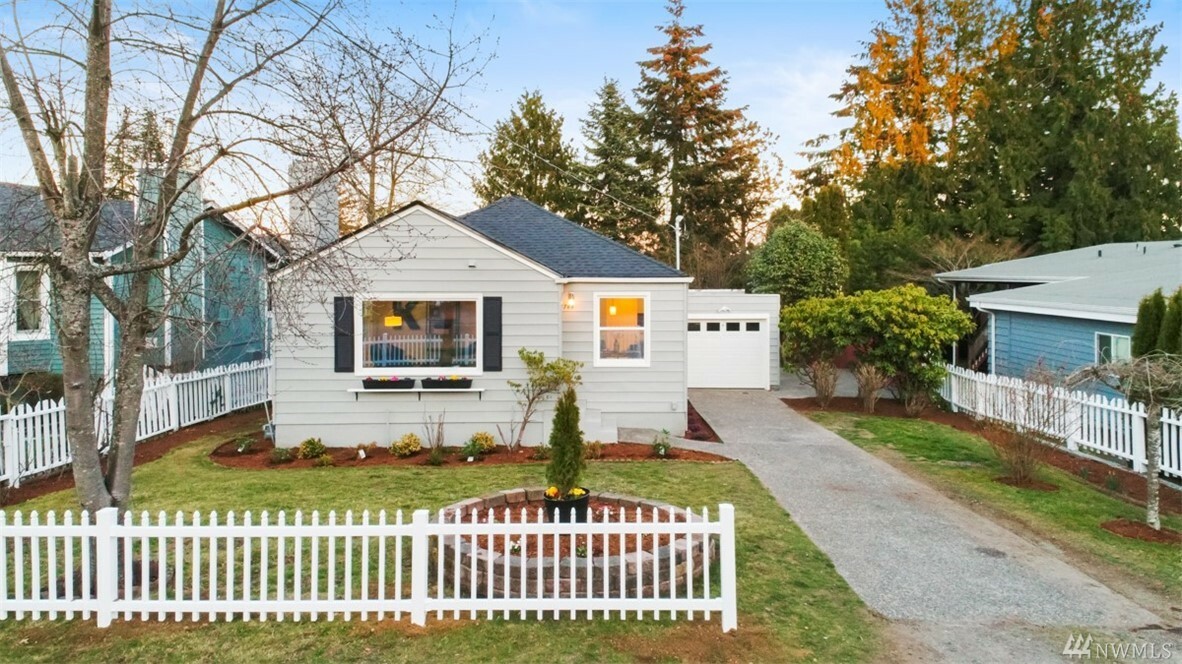 Property Photo:  11744 Fremont Ave N  WA 98133 