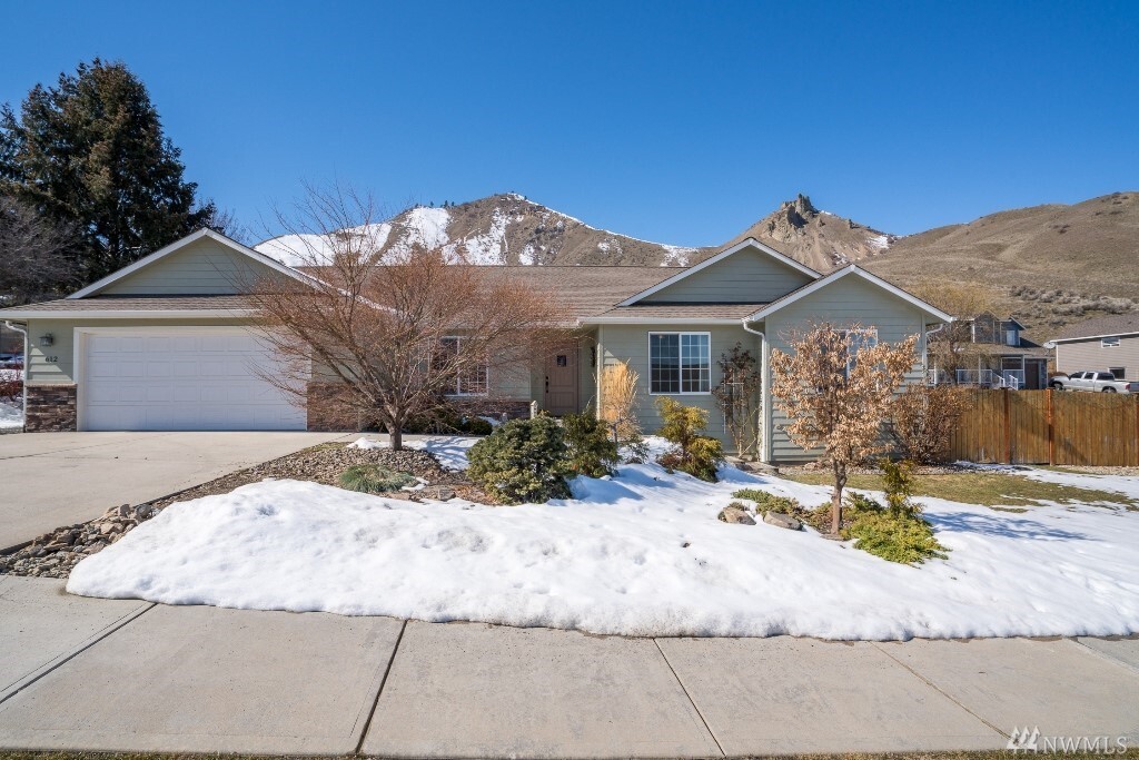 Property Photo: 612 Grandview Lp WA 98801