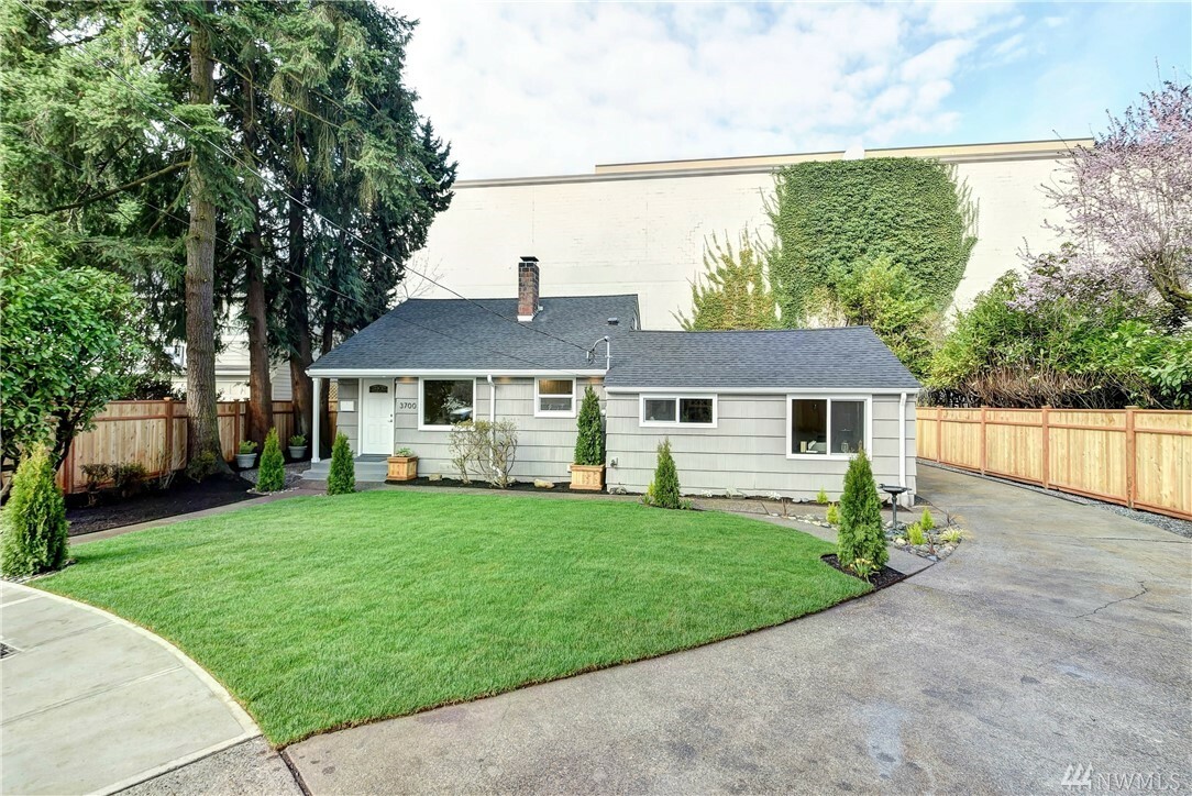 Property Photo: 3700 NE 74th Place WA 98115