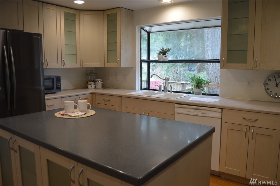 Property Photo: 6934 Timberlake Dr SE WA 98503